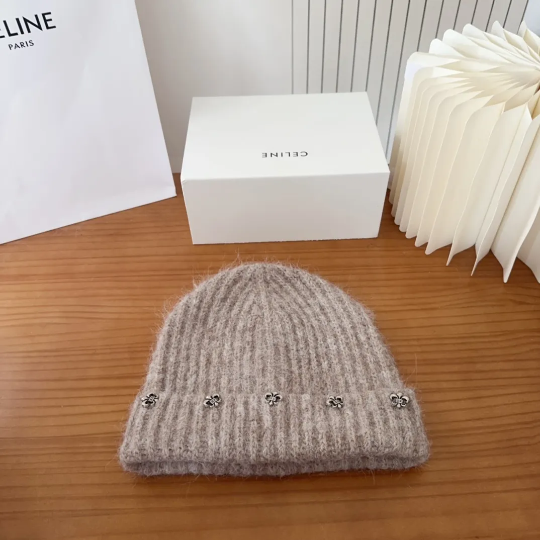 💰70 Crow Heart Autumn and Winter Wool Knitted Beanie This must be a favorite of minimalism. It is clean, neat, fashionable and versatile, and will definitely not be picky about your face shape! A fashionable classic that lasts forever! Fashionable black and white can be purchased together!